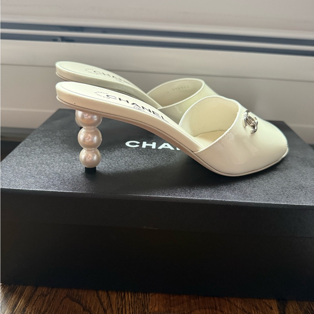 CHANEL Cream Patent Leather Open-Toe Slide Mules with Silver CC - Picture 3 of 9